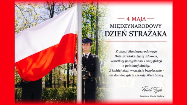 Strażak wciągający biało-czerwona flagę na maszt. Z prawej, krótkie życzenia od burmistrza Miasta Grybów