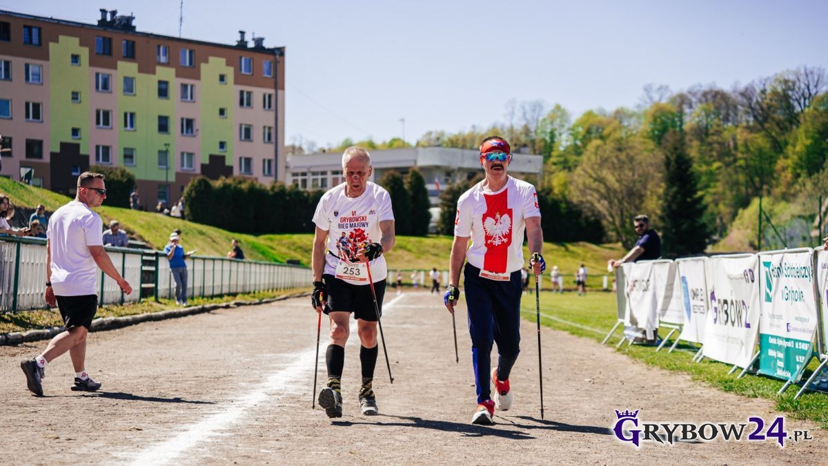 Narodowe Święto Konstytucji 3 maja – Grybowski Bieg Majowy Dwójka mężczyzn w konkurencji Nordic Walking na ostatnich metrach marszu