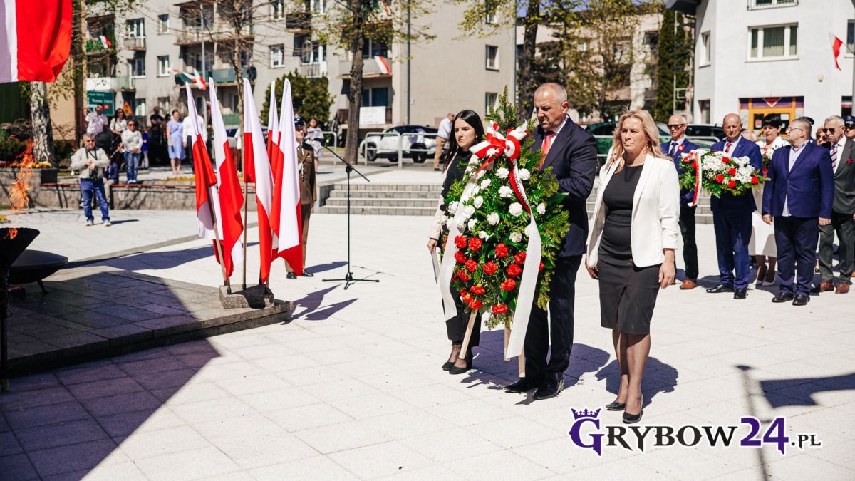 Narodowe Święto Konstytucji 3 maja – oficjalne uroczystości w Grybowie Delegacja na czele z Burmistrzem Miasta Grybów - przed złożeniem pamiątkowego wieńca