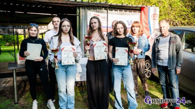 Otwarte zawody w strzelectwie sportowym z okazji 235. rocznicy uchwalenia Konstytucji 3 maja Organizatorzy oraz zwycięzcy turnieju strzeleckiego prezentują zdobyte dyplomy i puchary (w kategorii DZIECI - DZIEWCZĘTA)