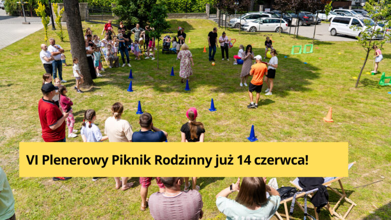 V Plenerowy piknik rodzinny – rok 2025 Grupa dzieci i rodziców podczas wspólnej zabawy