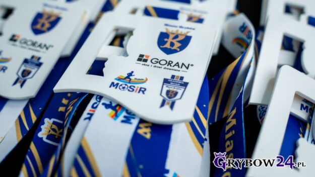 Medale dla zwycięzców zawodów MOSiR Grybów CUP 2026