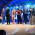 Scena z grupą artystów oraz organizatorów pikniku