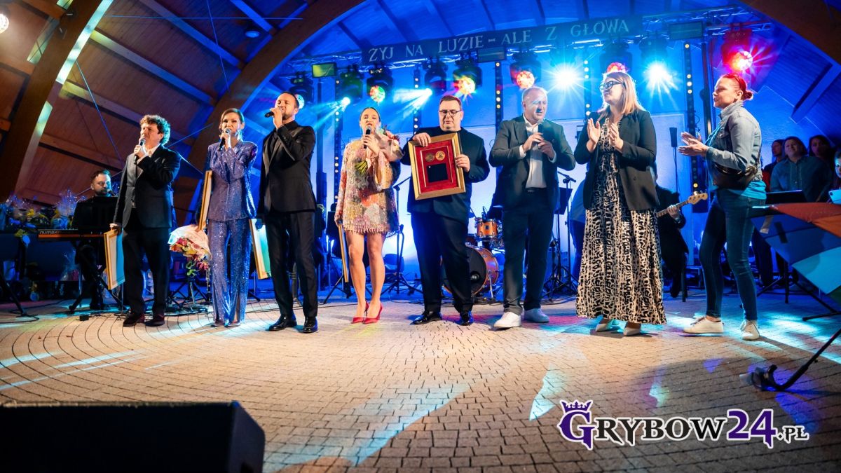 VI Plenerowy Piknik Rodzinny „Żyj na luzie, ale z głową!” Scena z grupą artystów oraz organizatorów pikniku