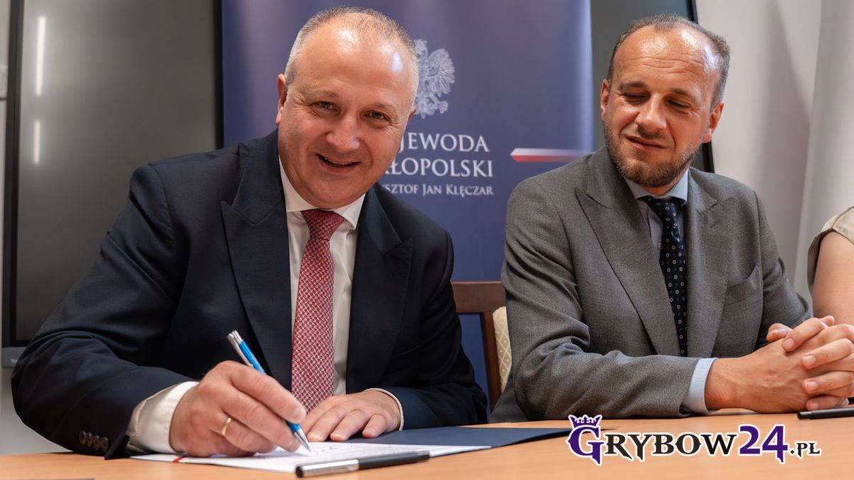 Burmistrz Miasta Grybów i Wicewojewoda Małopolski podczas podpisywania umowy na dofinansowanie