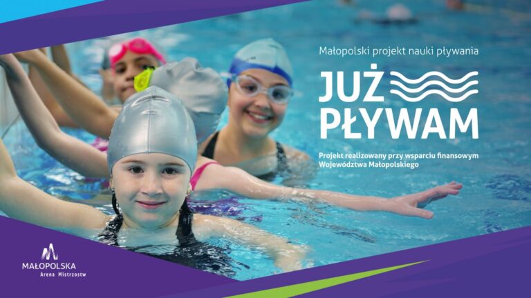 Projekt „Już pływam” Uśmiechnięte dzieci w basenie oraz nazwa projektu JUŻ PŁYWAM wraz z logiem MAŁOPOLSKA