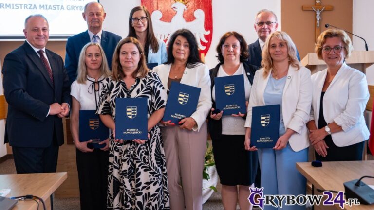 Absolutorium dla Burmistrza Miasta Grybów! Grupa jubilatów ze Srebrnymi Jabłkami Sądeckimi w asyście przedstawicieli miejskiego i powiatowego samorządu