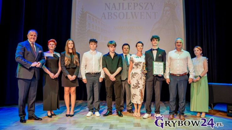 Ósmoklasiści zakończyli naukę w grybowskiej „Jedynce” Najlepszy absolwent wraz z rodzicami w otoczeniu kadry pedagogicznej i burmistrza