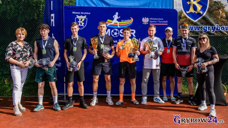 AKTYWNY ORLIK: Tenis ziemny na topie! Mieszkańcy powalczyli o puchar burmistrza Wszyscy uczestnicy turnieju wraz z organizatorami. Zwycięzcy prezentują otrzymane puchary