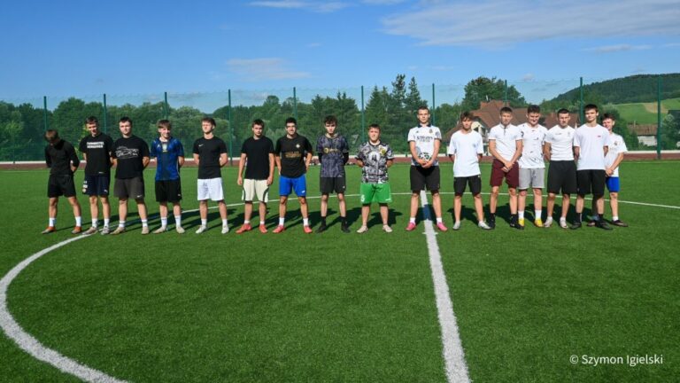 FC Górki. Drużyna z Grybowa stawia na przyjaźń i rozwój FC Górki (z lewej) przed rozpoczęciem meczu piłkarskiego