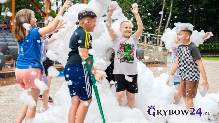 Grybowskie Lato 2026. Niedziela pełna wspólnej zabawy Dzieci bawią się w pianie podczas rodzinnego festynu na świeżym powietrzu