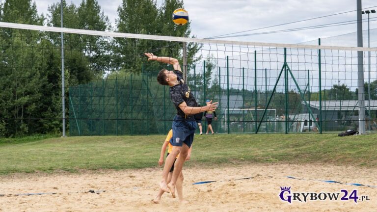 Turniej Siatkówki Plażowej w Grybowie Zawodnik wyskakujący do piłki przy siatce - na boisku do piłki plażowej