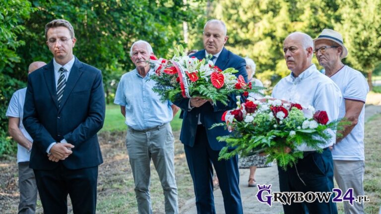 84. rocznica likwidacji żydowskiego getta w Białej Niżnej Uczestnicy obchodów z biało-czerwonymi wiązankami kwiatów podczas uroczystości rocznicowej