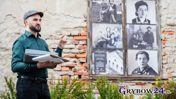 Kamil o historii przy ekspozycji archiwalnych fotografii umieszczonej na ścianie