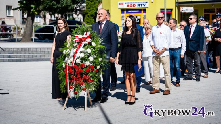 Święto Wojska Polskiego Delegacja stoi przy biało-czerwonej wiązance podczas uroczystości patriotycznej