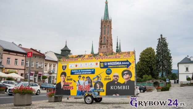 Odliczamy do Festiwalu „Jesień Grybowska”! To oni zagrają na stadionie Przyczepa z plakatem Festiwalu Jesień Grybowska 2026 na rynku w Grybowie, w tle wieża bazyliki