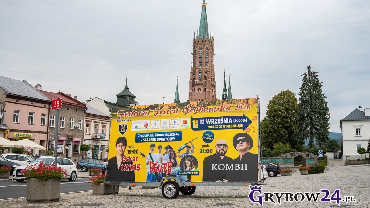Odliczamy do Festiwalu „Jesień Grybowska”! To oni zagrają na stadionie Przyczepa z plakatem Festiwalu Jesień Grybowska 2026 na rynku w Grybowie, w tle wieża bazyliki