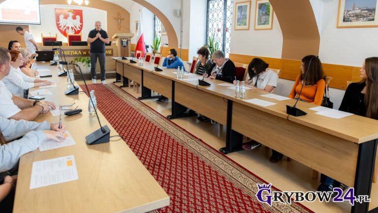 Uczestnicy warsztatów ochrony ludności podczas zajęć w sali obrad Urzędu Miejskiego w Grybowie