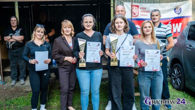 Laureatki zawodów strzeleckich pozują z pucharami i dyplomami po zakończeniu rywalizacji